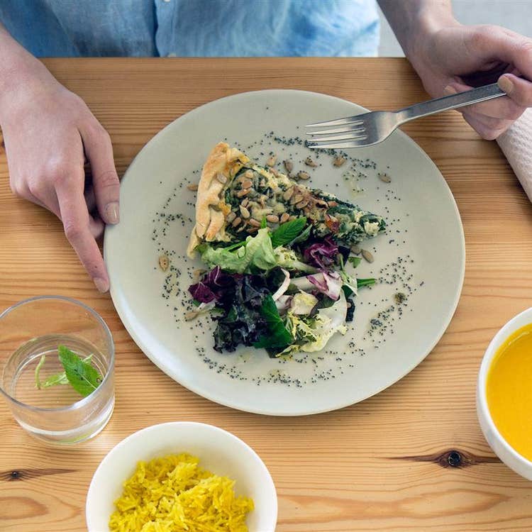 Plato de comida balanceada representativo del abordaje integral en el Diplomado en Trastornos del Comportamiento Alimentario.