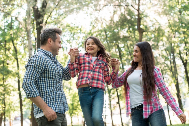 Familia caminando unida en un parque, fortaleciendo el apoyo familiar en TCA y la comunicación familiar.