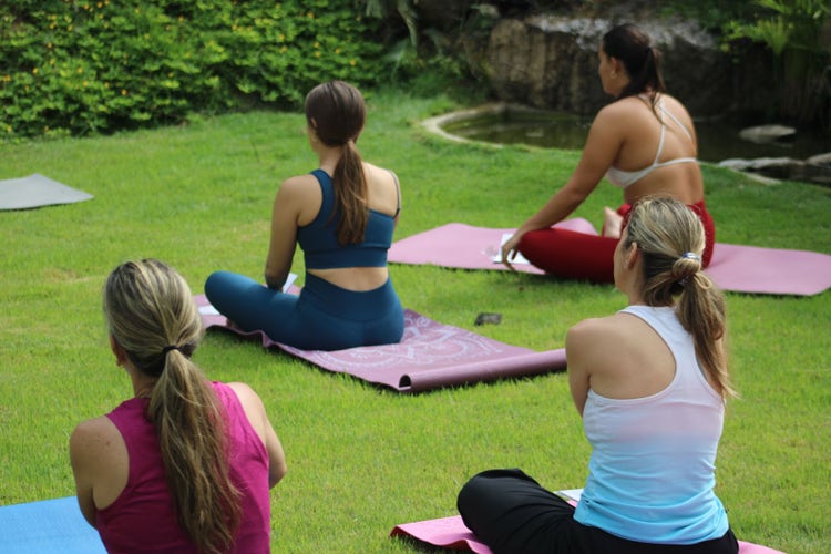 Mujeres practicando yoga al aire libre como parte del Proyecto vida plena y sociable.