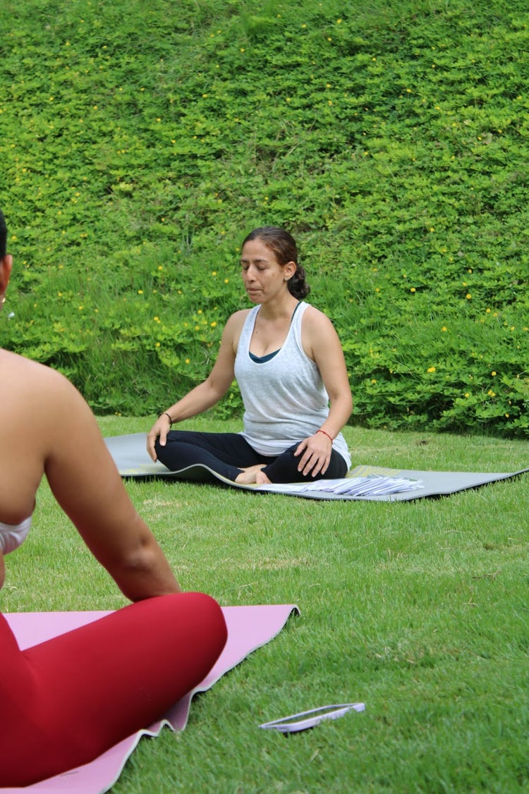 Mujer mejorando su bienestar psicológico y autonomía mediante técnicas de relajación al aire libre.