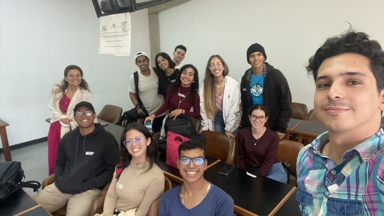 Jóvenes y adultos participando en una sesión presencial del programa Body Project en Caracas.