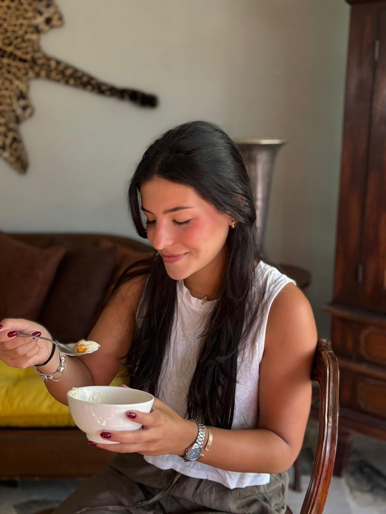 Mujer evaluando hábitos de ingesta como parte de la formación clínica del diplomado en TCA.