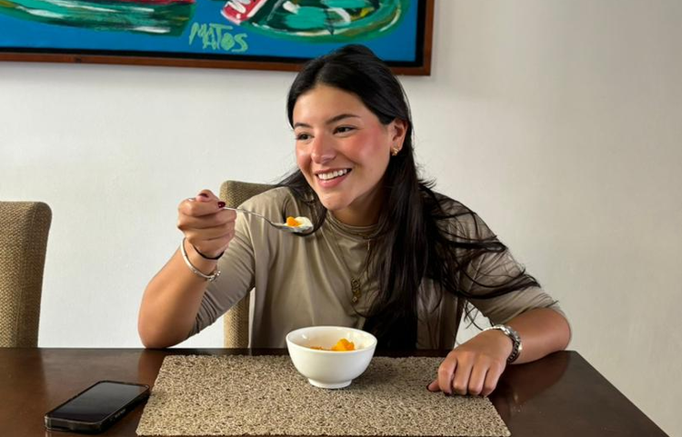 Mujer joven disfrutando de una alimentación equilibrada para mantener una imagen corporal saludable.