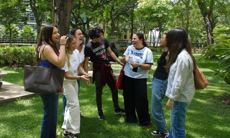 Jóvenes desarrollando empatía y comunicación efectiva en el taller práctico de Fundación Ayúdate.