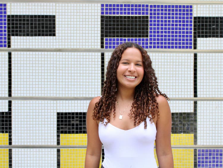 Joven reflejando un aumento de autoestima y una imagen corporal positiva tras participar en Body Project.