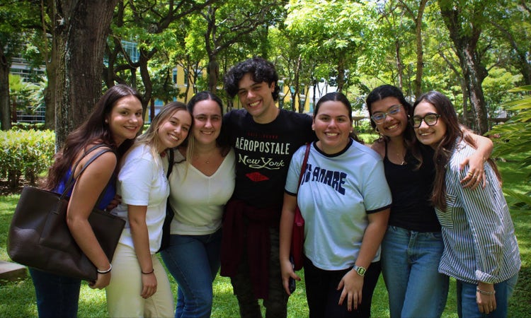 Grupo de jóvenes interactuando y sonriendo en el Taller de Habilidades Sociales.