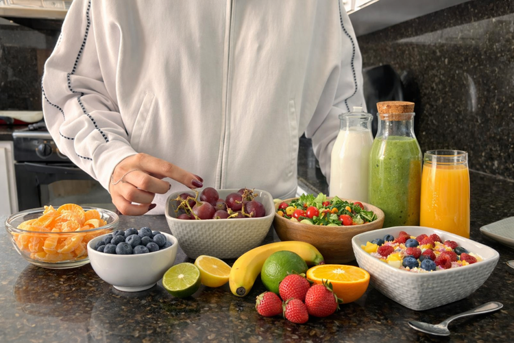 Variedad de frutas frescas y vegetales utilizados para la planificación de comidas en el curso Peso Saludable.