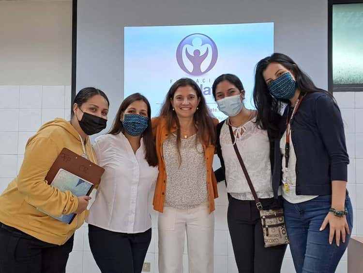Especialistas de Fundación Ayúdate dirigiendo una charla de prevención de TCA para adolescentes en unidades educativas.