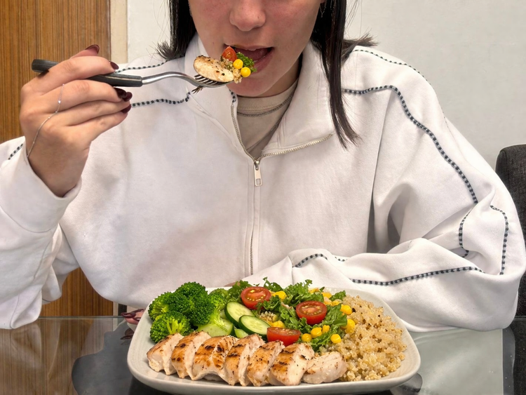 Mujer comiendo alimentos frescos para mantener una alimentación saludable y equilibrada.