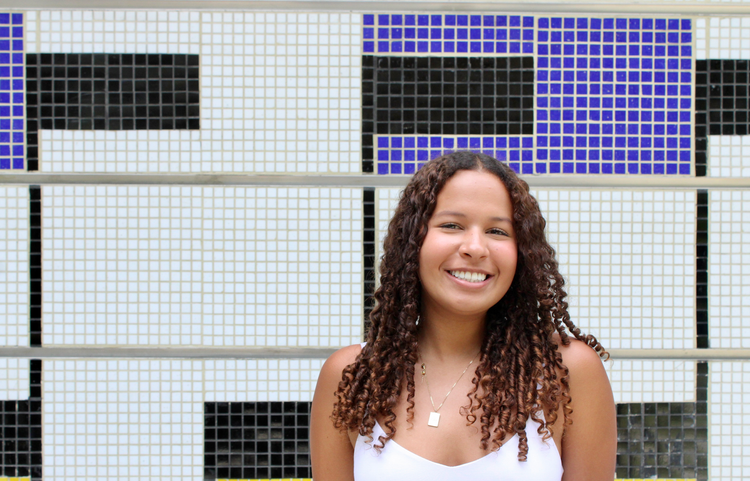 Mujer sonriendo demostrando amor propio que fortalece su autoestima y seguridad personal.