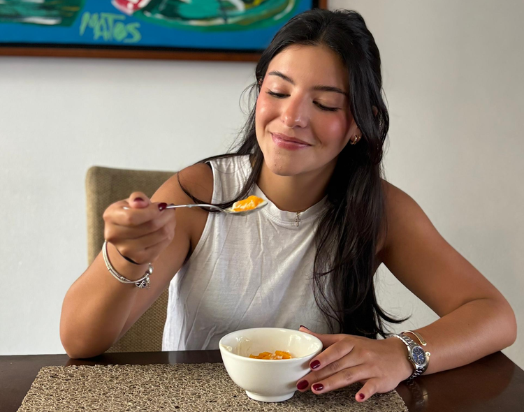 Mujer educándose sobre prevención integral TCA y hábitos de alimentación conscientes.