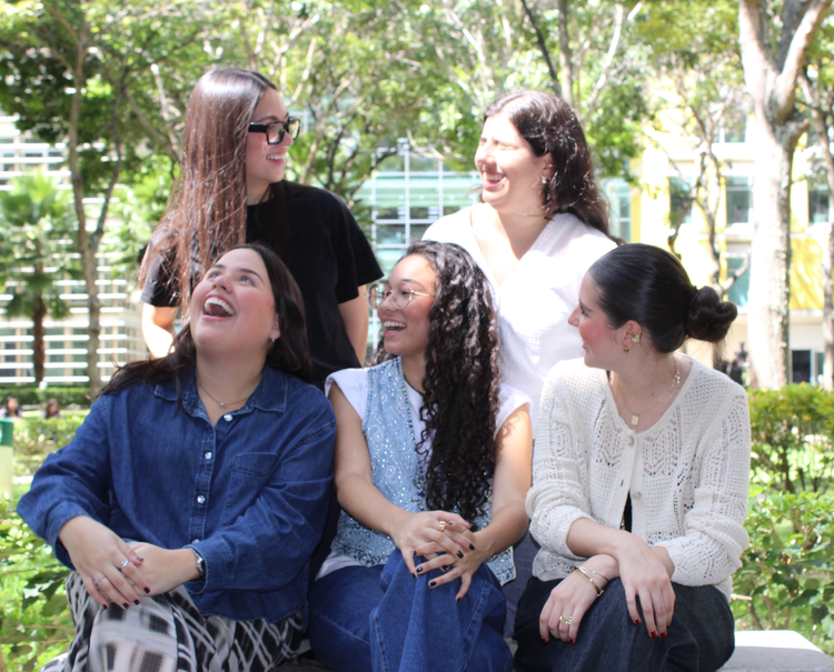 Grupo de jóvenes compartiendo, demostrando inteligencia emocional social y relaciones saludables.