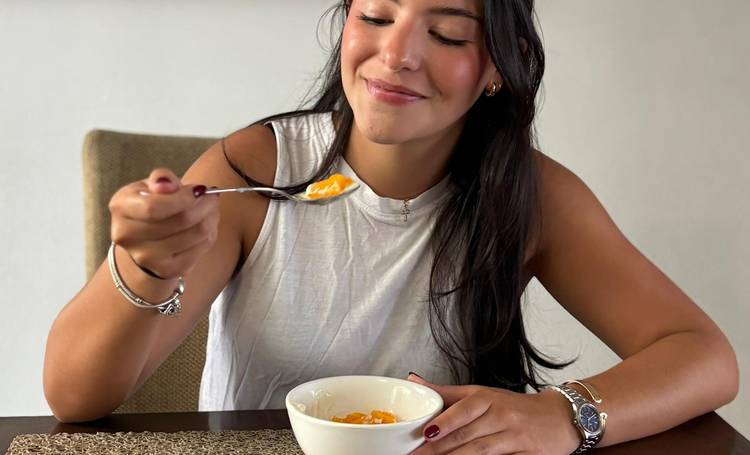 Mujer disfrutando de un postre, aprendiendo a regular la alimentación emocional sin culpa.